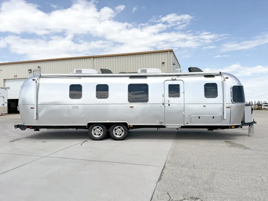 2024 Airstream Classic 33FB Twin | Photo 3 of 23