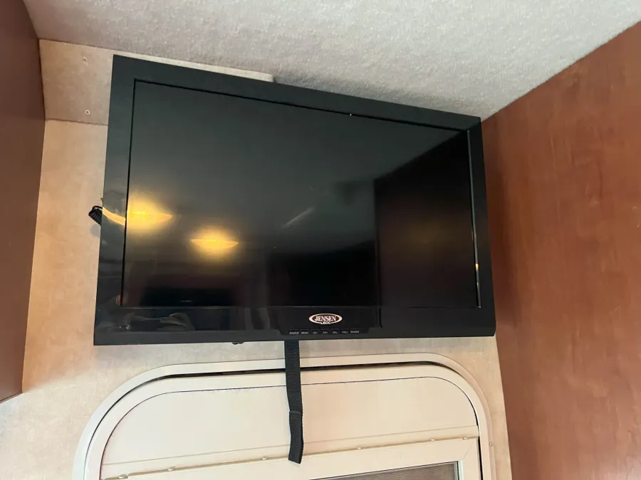 2014 Winnebago Access 31J | Photo 25 of 38