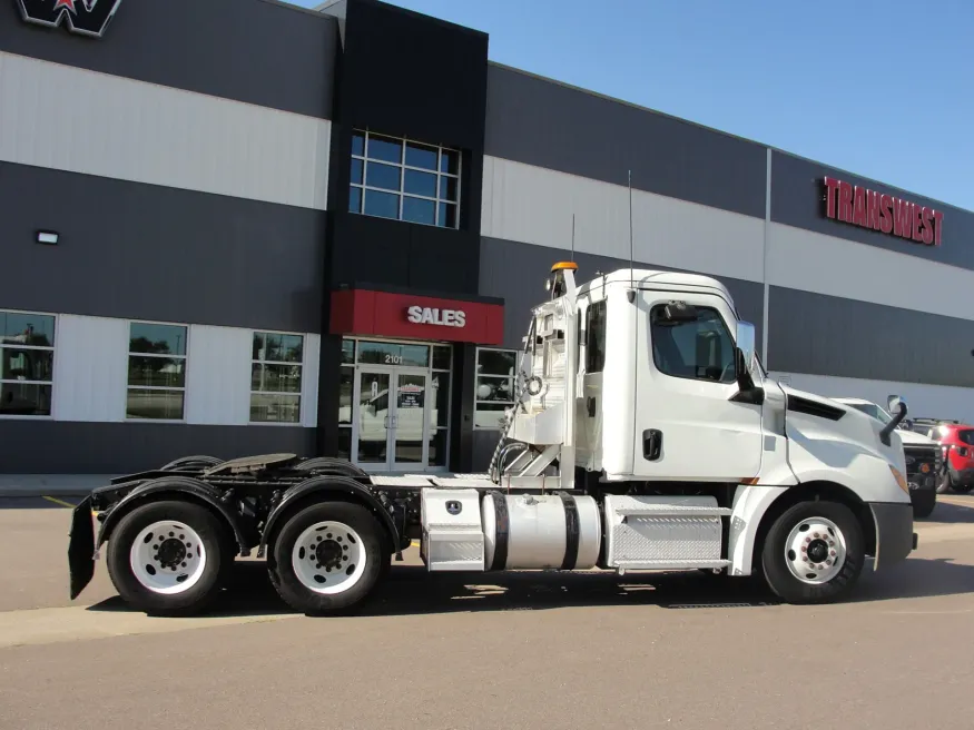 2020 Freightliner Cascadia 126 | Photo 4 of 16