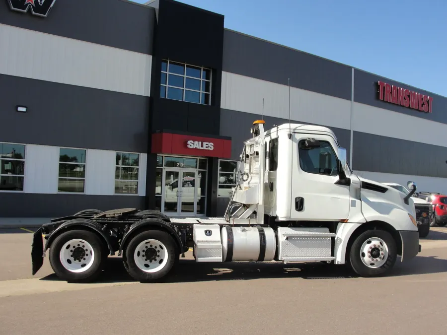 2020 Freightliner Cascadia 126 | Photo 4 of 16