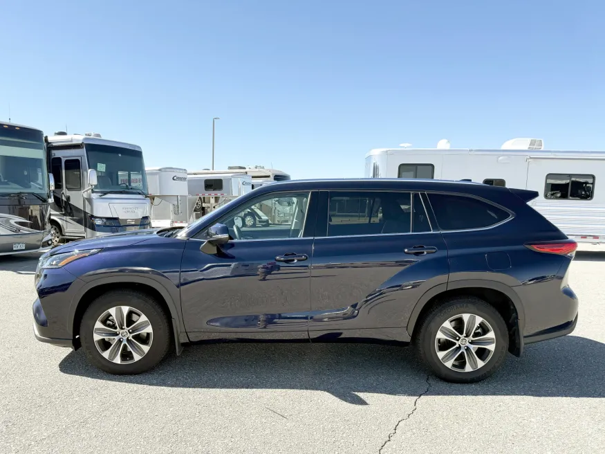 2021 Toyota Highlander XLE | Photo 3 of 22