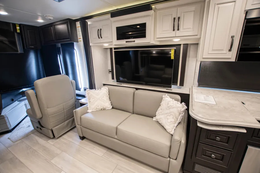 2026 Newmar Dutch Star 4081 | Photo 8 of 19