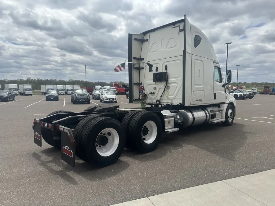 2020 Freightliner Cascadia | Photo 5 of 18
