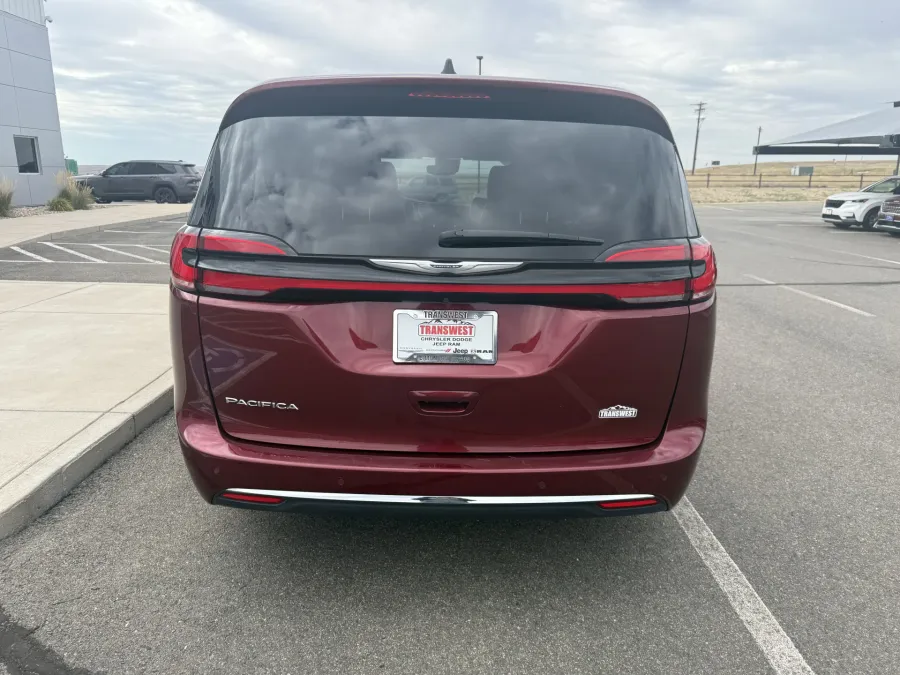 2023 Chrysler Pacifica Touring L | Photo 6 of 24