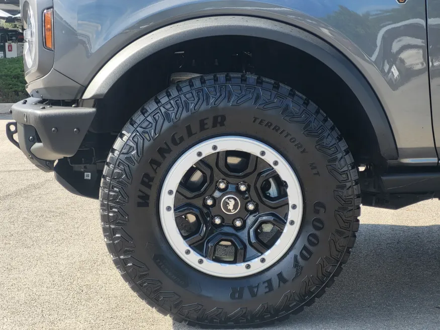 2024 Ford Bronco Badlands | Photo 8 of 25