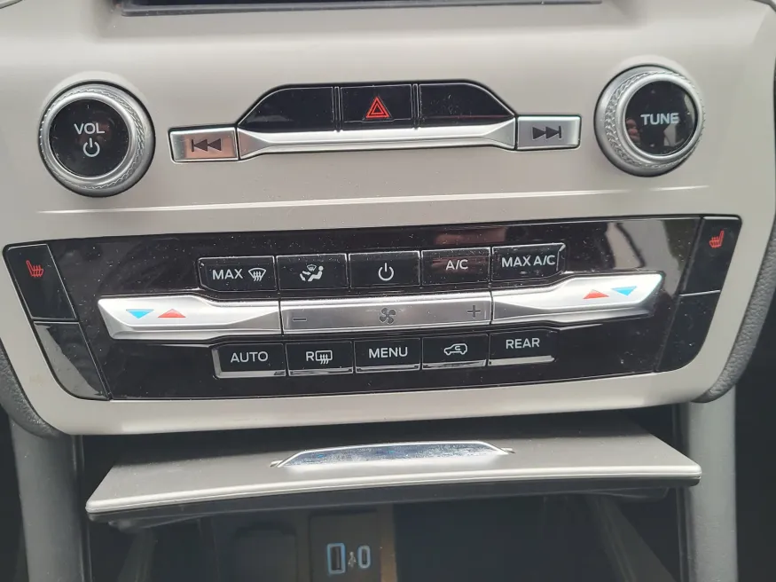 2023 Ford Explorer XLT | Photo 18 of 32