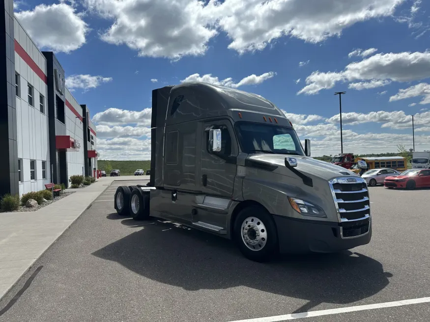 2020 Freightliner Cascadia | Photo 3 of 16