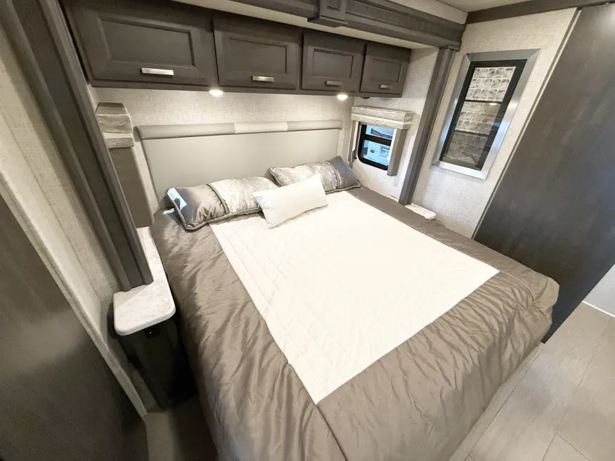 2023 Thor Inception 38MX | Photo 14 of 45