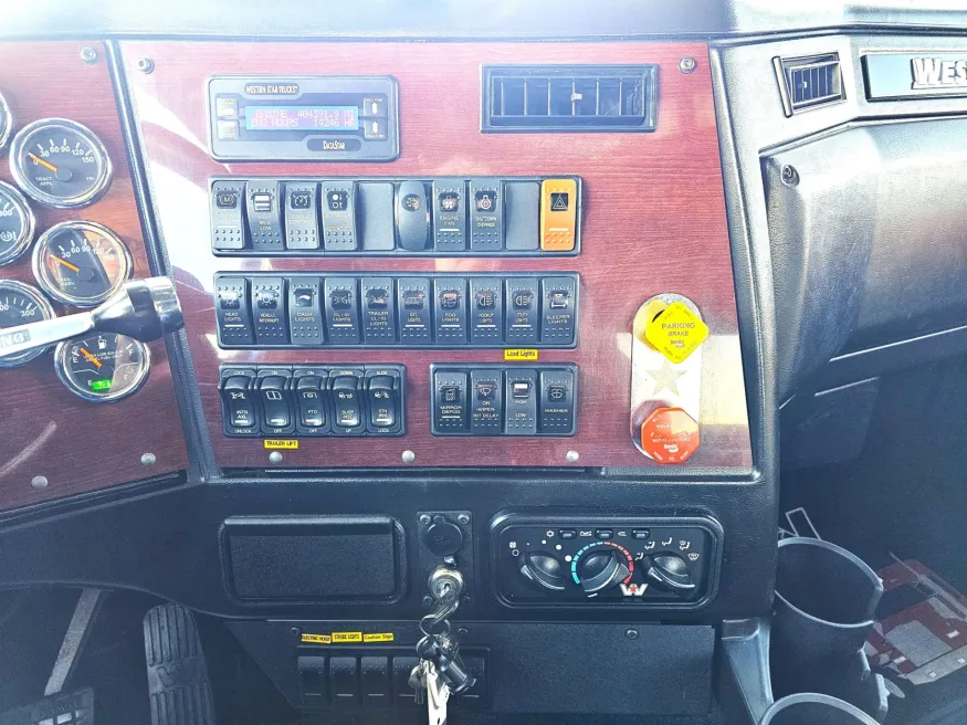 2021 Western Star 4900FA | Photo 31 of 33