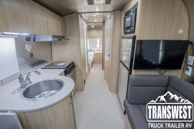 2018 Airstream Flying Cloud 25RB | Thumbnail Photo 2 of 20
