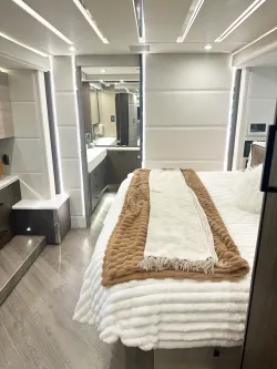 2023 Emerald Luxury Coaches Prevost H3-45 Triple Slide | Thumbnail Photo 23 of 41