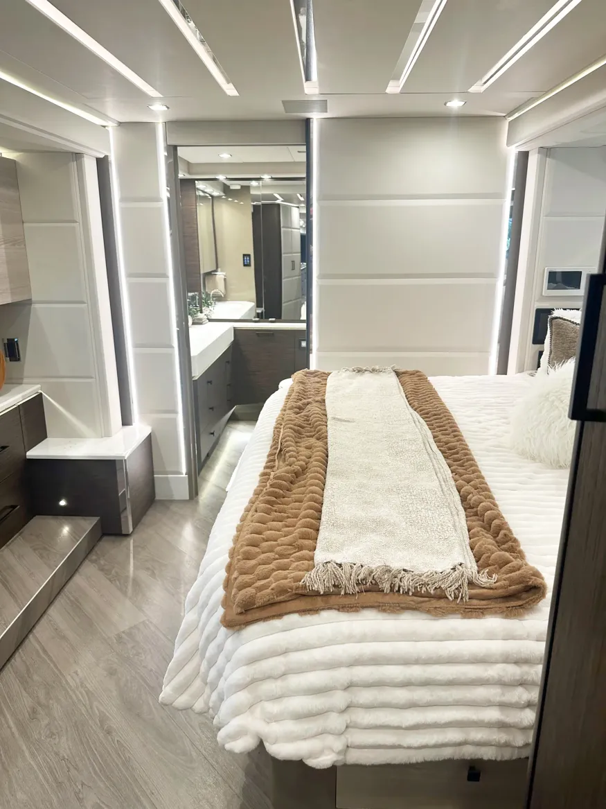 2023 Emerald Luxury Coaches Prevost H3-45 Triple Slide | Photo 23 of 41