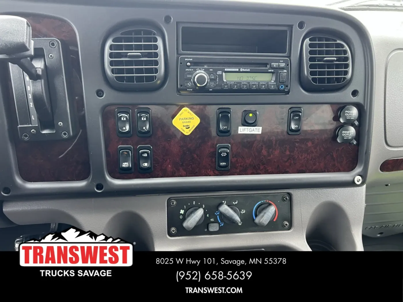 2016 Freightliner M2 106 | Photo 2 of 15