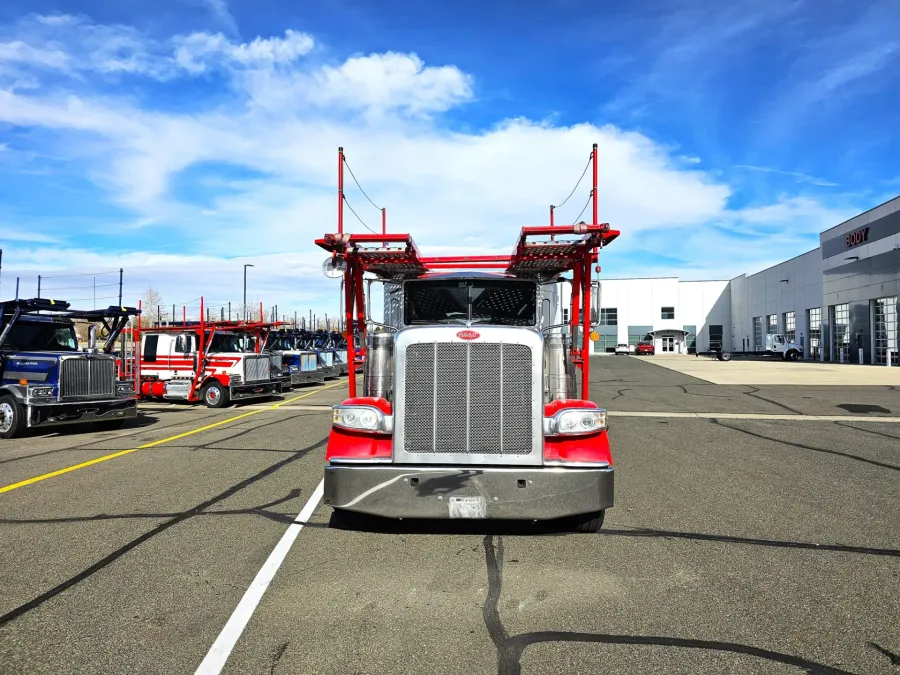 2020 Peterbilt 389 | Photo 2 of 35