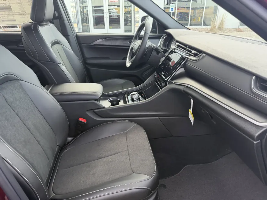 2025 Jeep Grand Cherokee Altitude X | Photo 10 of 16