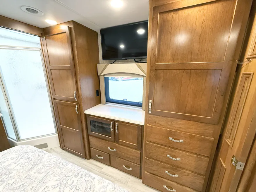 2022 Renegade Valencia 38RB | Photo 16 of 31