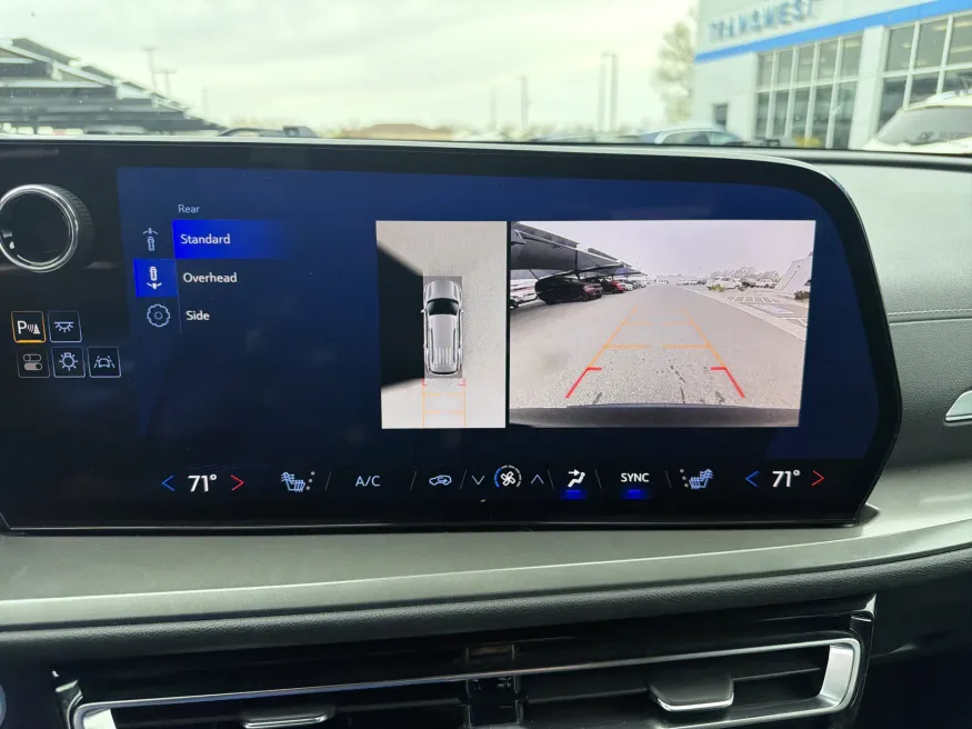 2024 Chevrolet Traverse AWD LT | Photo 15 of 21