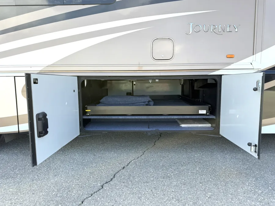2016 Winnebago Journey 38P | Photo 29 of 30