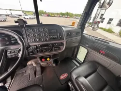 2022 Peterbilt 389 | Thumbnail Photo 11 of 20