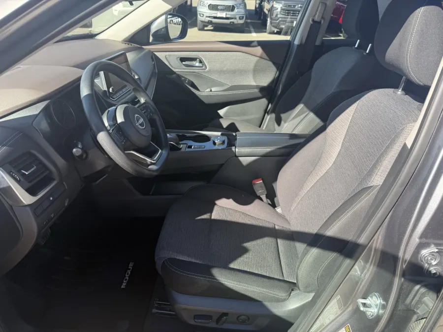 2023 Nissan Rogue SV | Photo 12 of 19