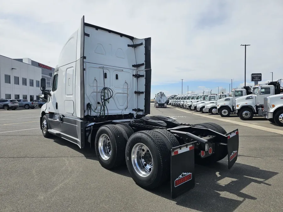 2023 Freightliner Cascadia | Photo 7 of 20
