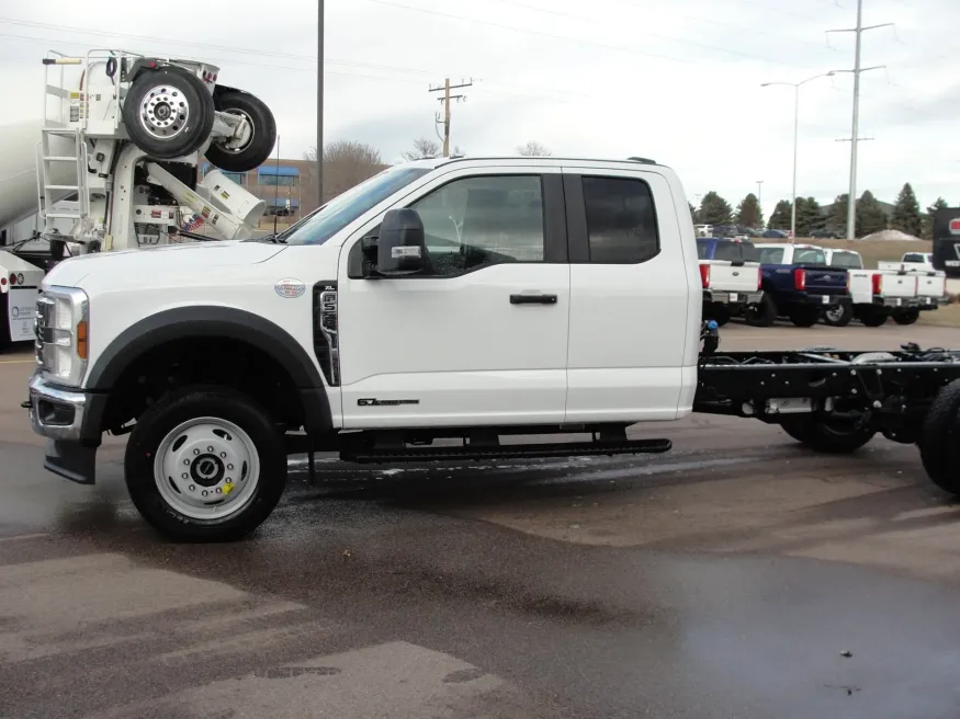2026 Ford F-550 | Photo 2 of 11