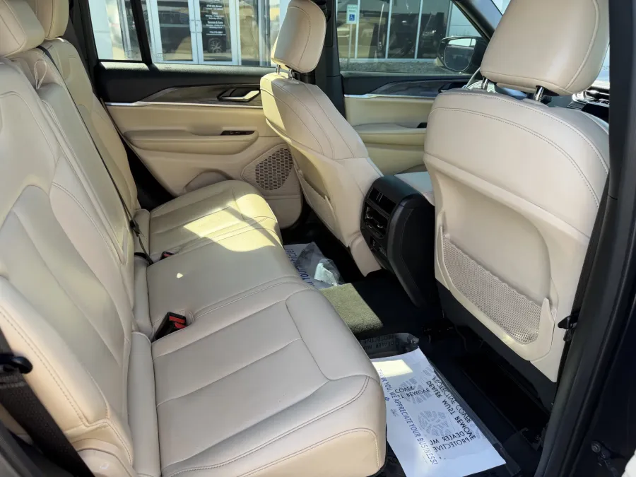 2024 Jeep Grand Cherokee Limited | Photo 8 of 16