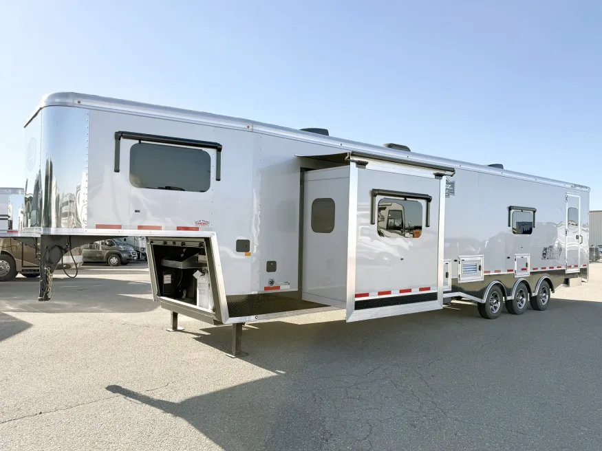 2025 Logan Coach Ultimate Sports Hauler | Photo 26 of 33