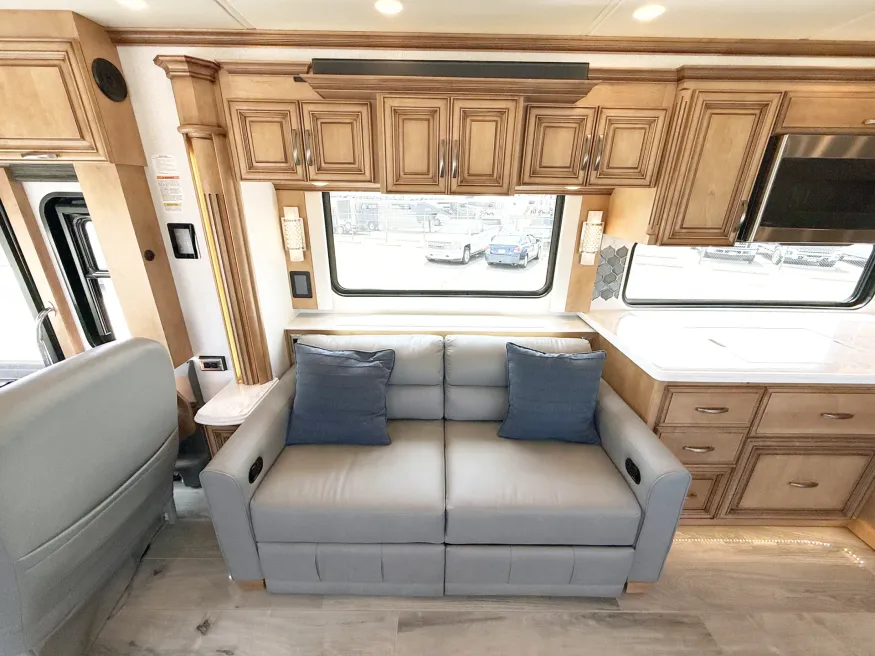2022 Newmar Essex 4551 | Photo 7 of 32