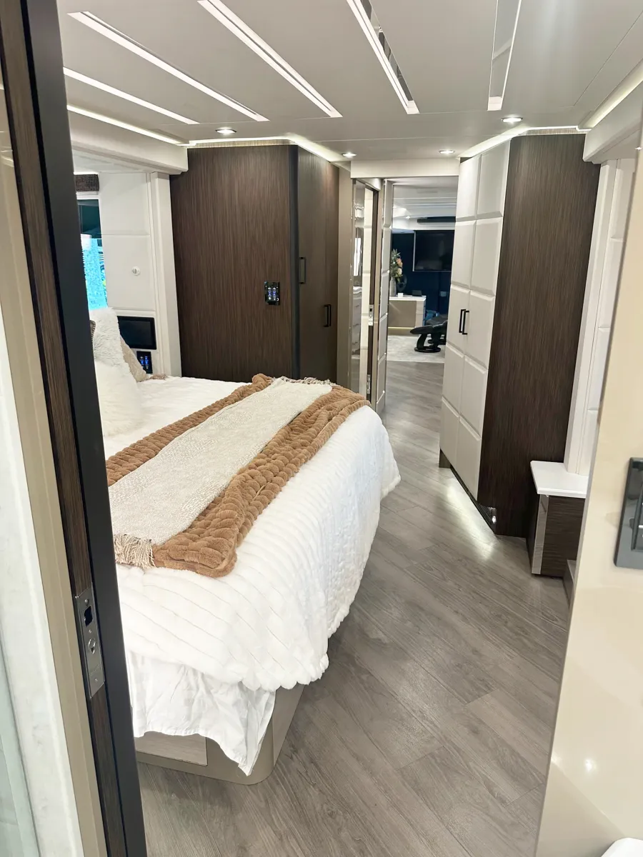 2023 Emerald Luxury Coaches Prevost H3-45 Triple Slide | Photo 26 of 41