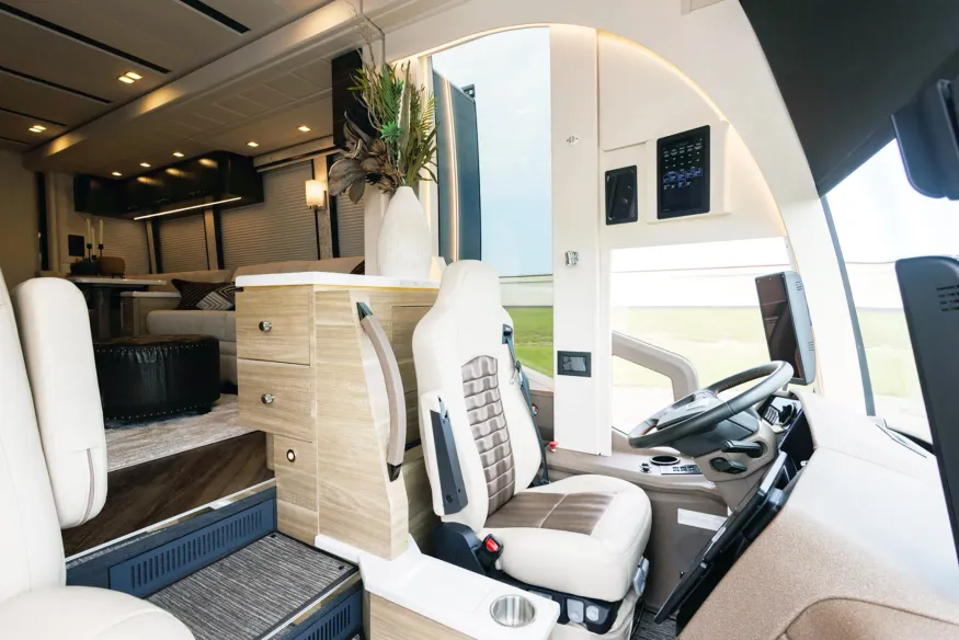 2027 Emerald Luxury Coaches Prevost H3-45 Quad Slide | Photo 4 of 33