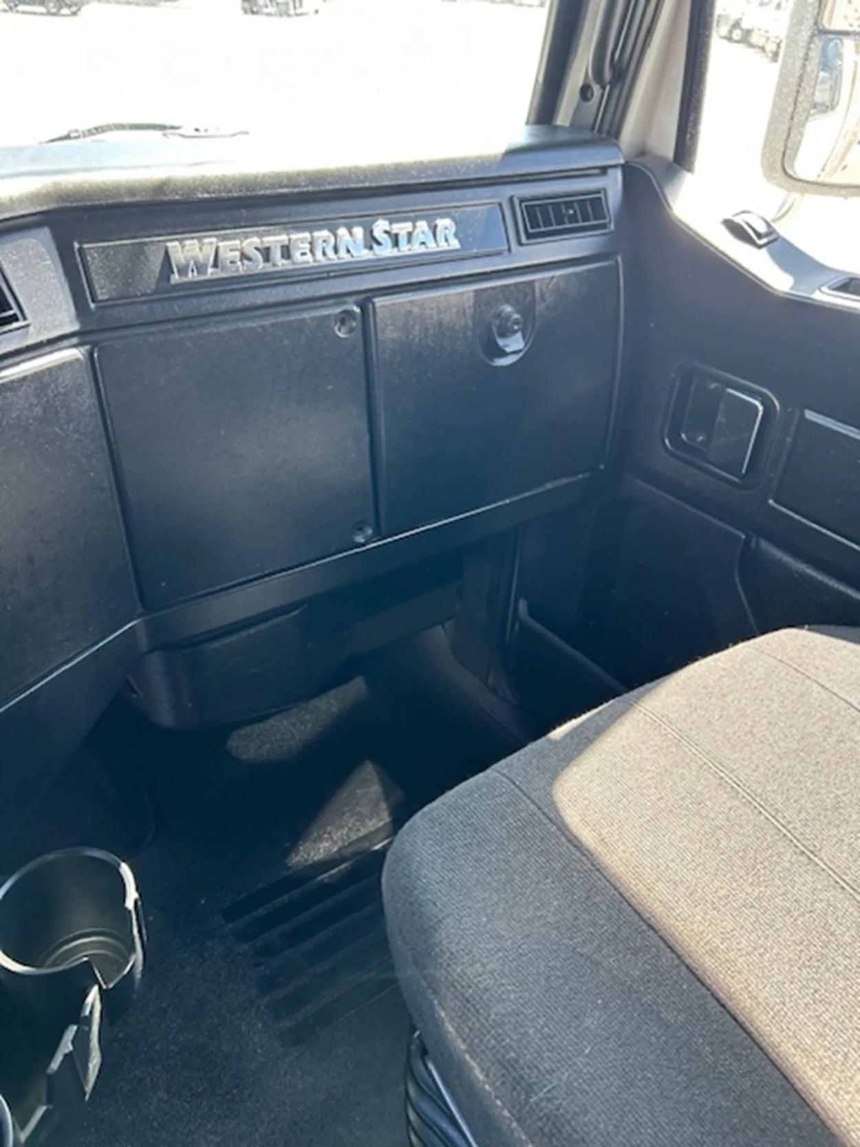 2019 Western Star 4900SA | Photo 15 of 19