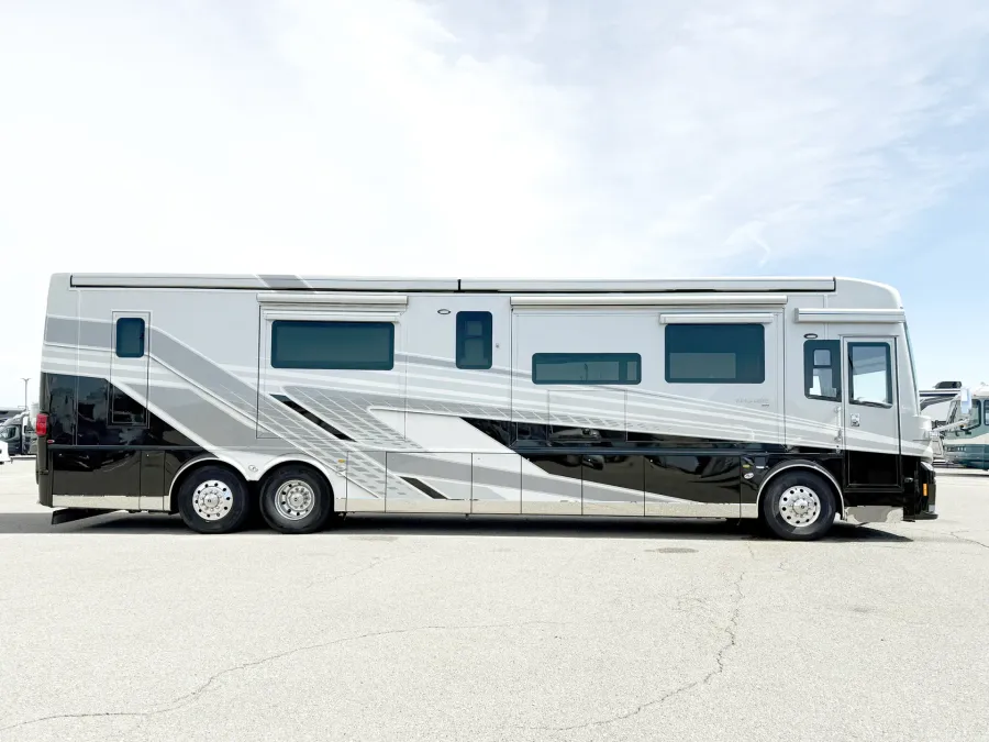 2022 Newmar King Aire 4531 | Photo 2 of 6