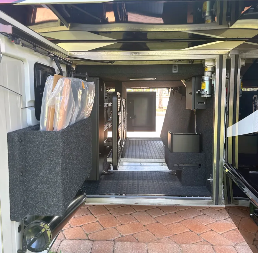 2023 Emerald Luxury Coaches Prevost H3-45 Triple Slide | Photo 40 of 41