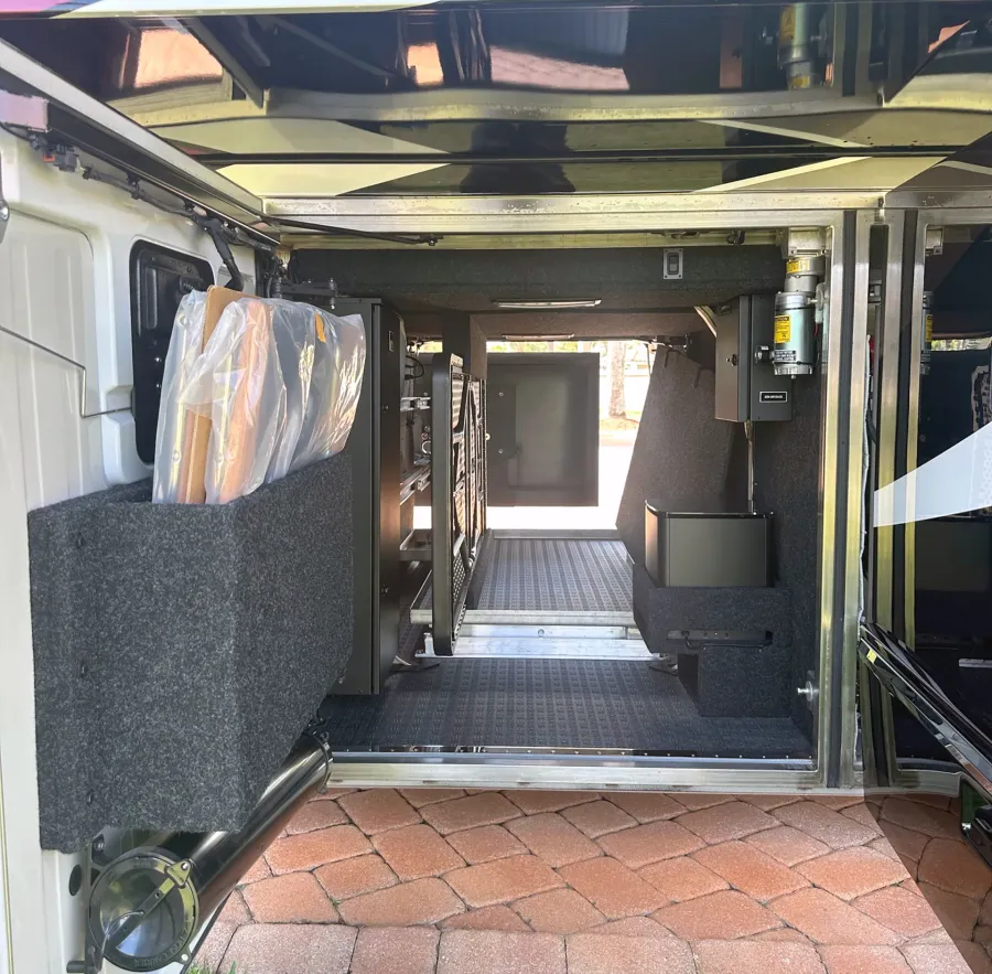 2023 Emerald Luxury Coaches Prevost H3-45 Triple Slide | Photo 40 of 41