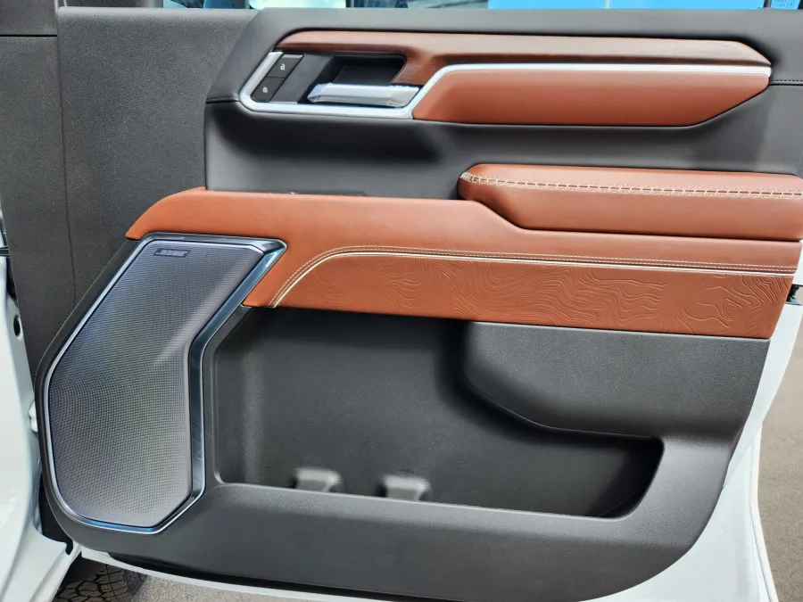 2025 GMC Sierra 2500HD Denali Ultimate | Photo 16 of 31