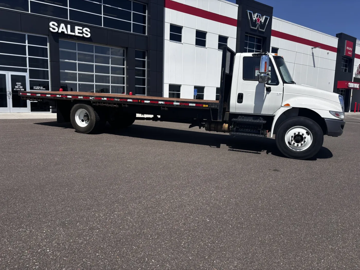 2018 International 4000 | Photo 4 of 18