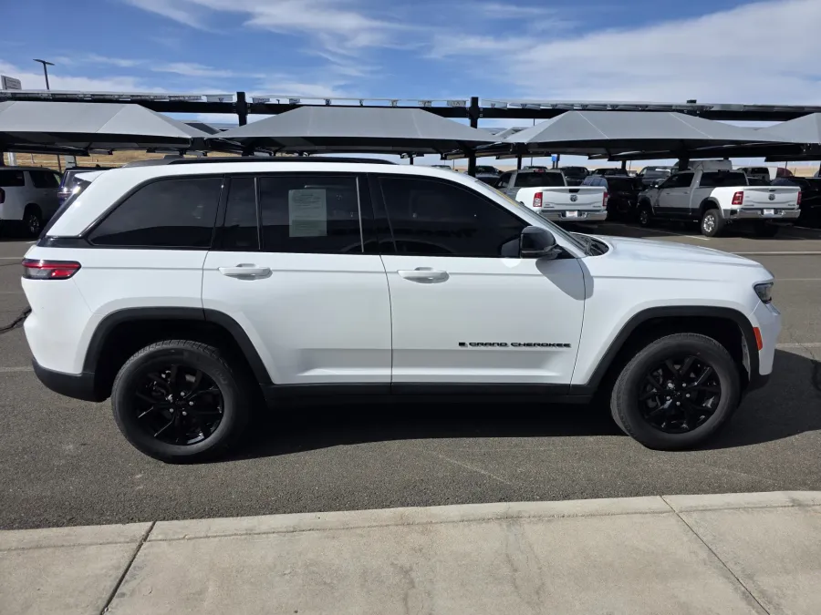 2025 Jeep Grand Cherokee Altitude | Photo 4 of 31