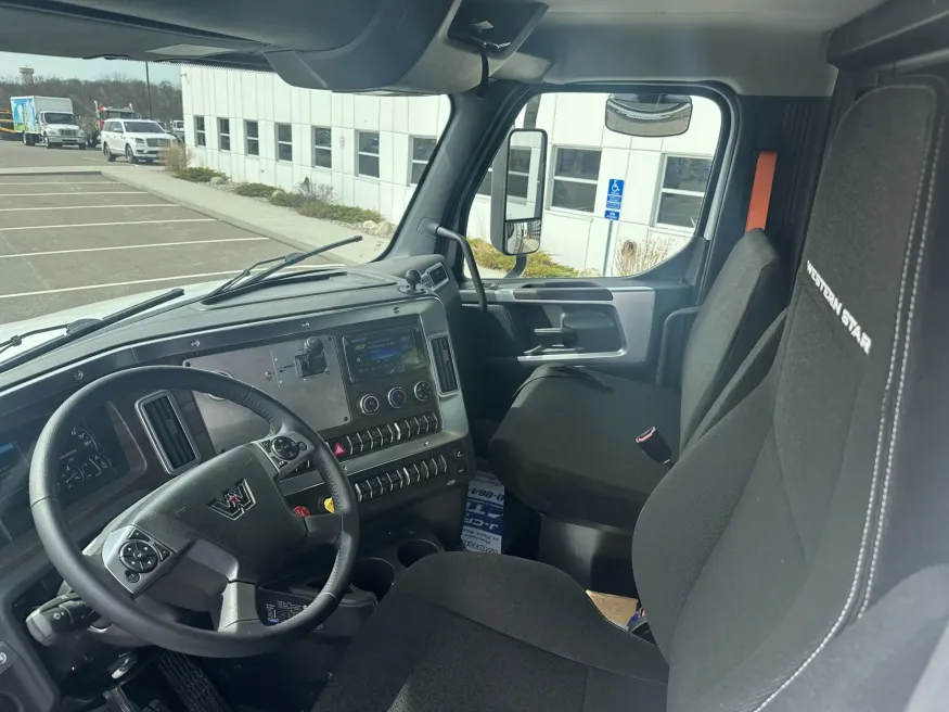2027 Western Star 47X | Photo 10 of 15