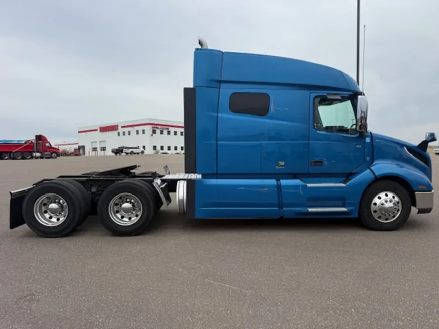 2022 Volvo VNL | Photo 6 of 11