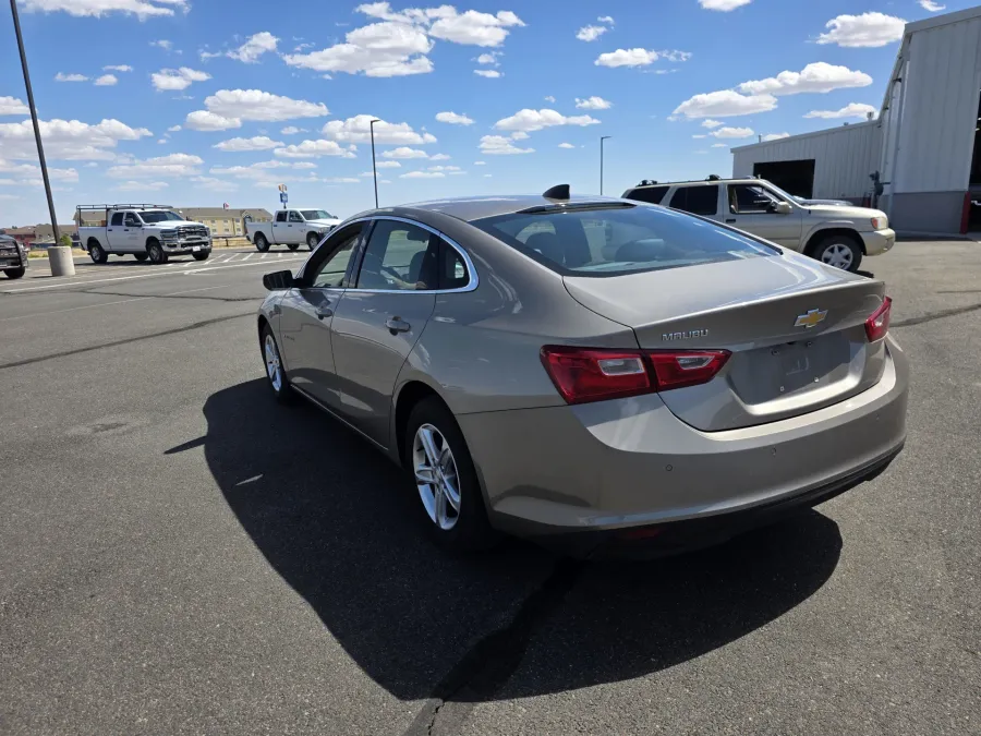 2022 Chevrolet Malibu LS | Photo 7 of 21