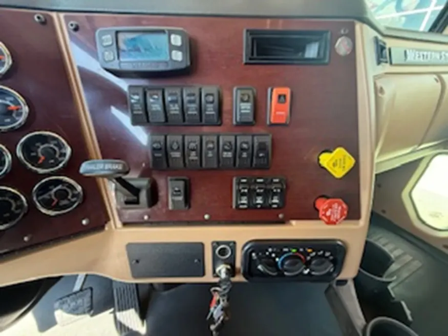 2022 Western Star 5700XE | Photo 11 of 16