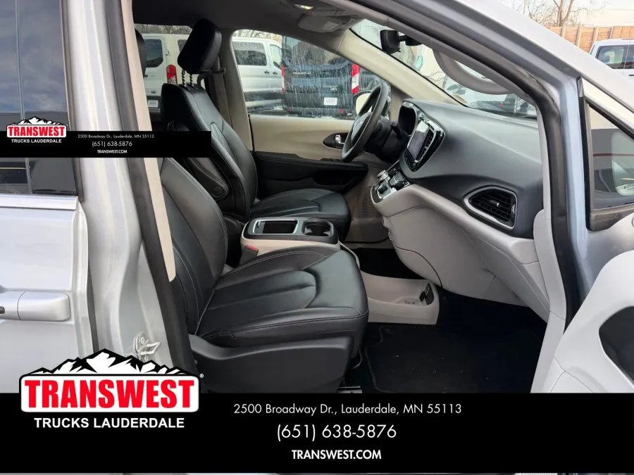 2024 Chrysler Pacifica Touring L | Photo 21 of 24