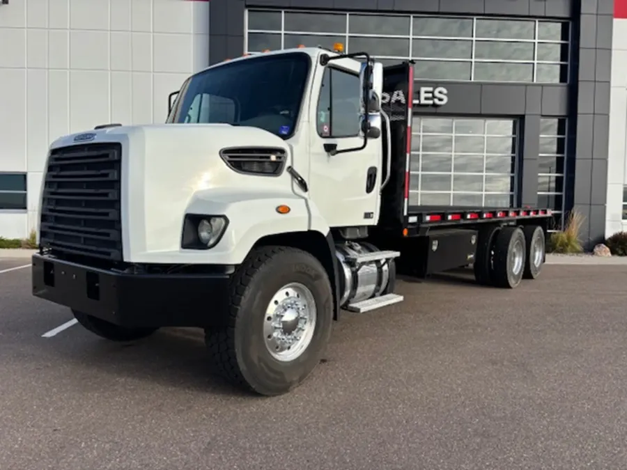 2013 Freightliner 108SD | Photo 1 of 13