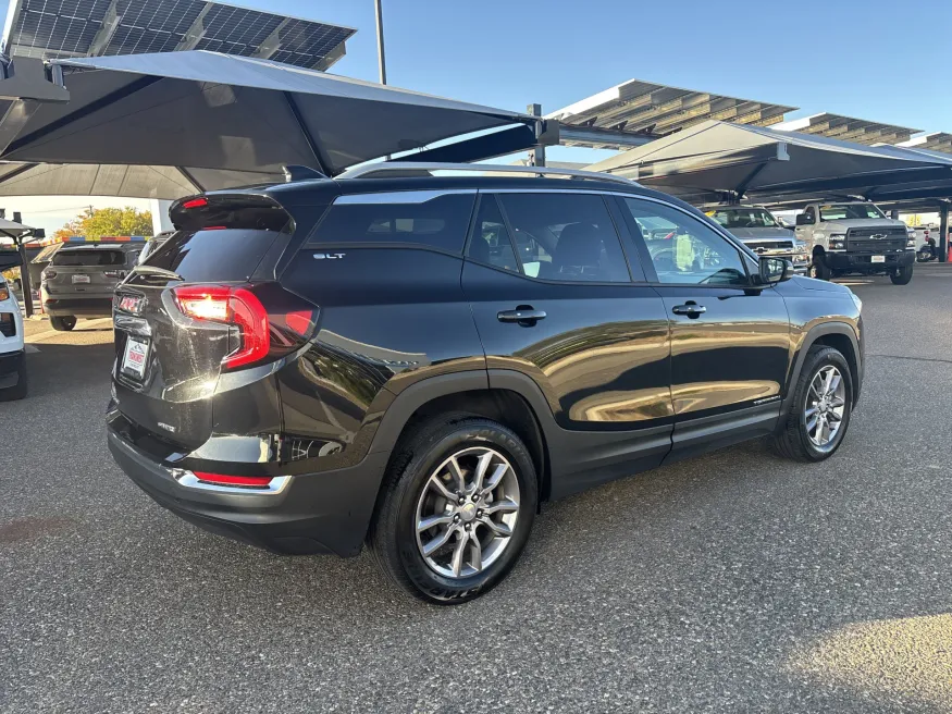 2024 GMC Terrain SLT | Photo 4 of 21