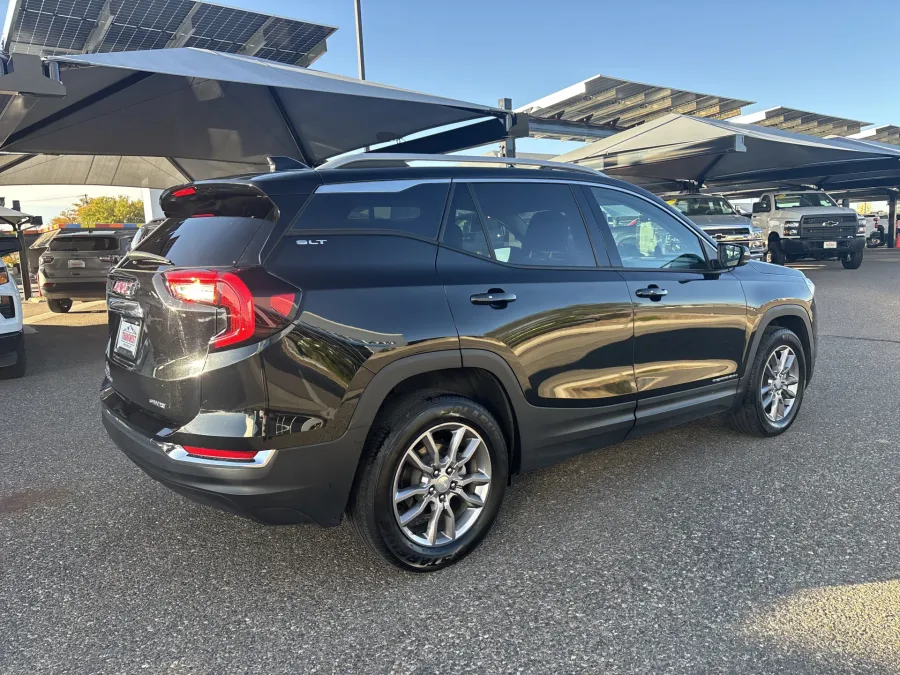 2024 GMC Terrain SLT | Photo 4 of 21