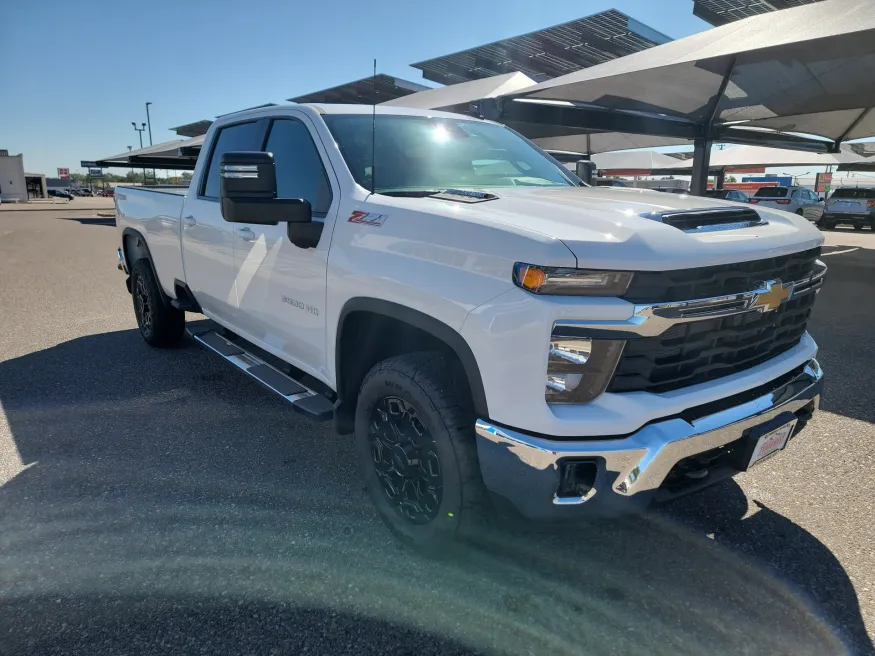 2025 Chevrolet Silverado 3500HD LT | Photo 8 of 18