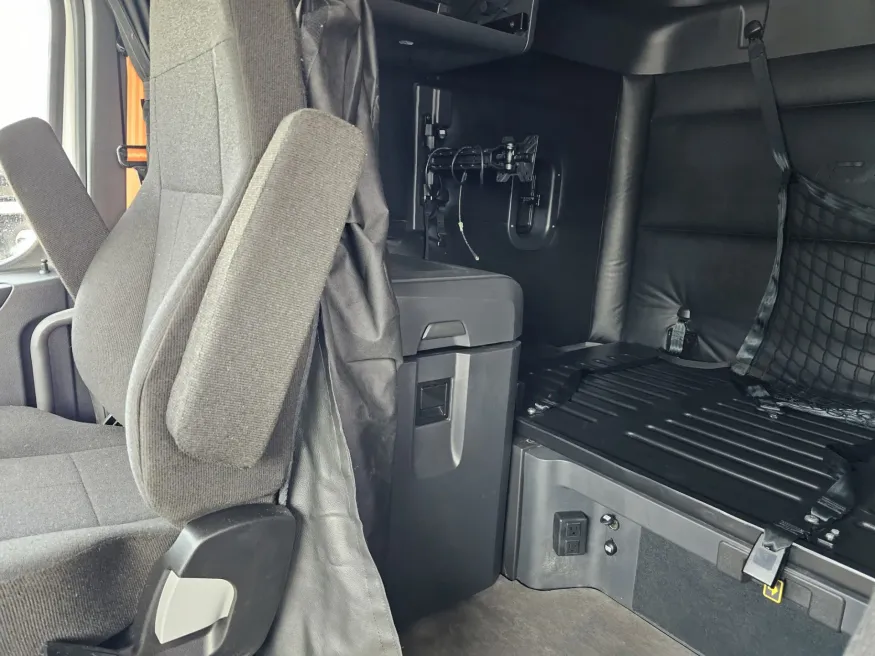 2024 Freightliner Cascadia 126 | Photo 8 of 21