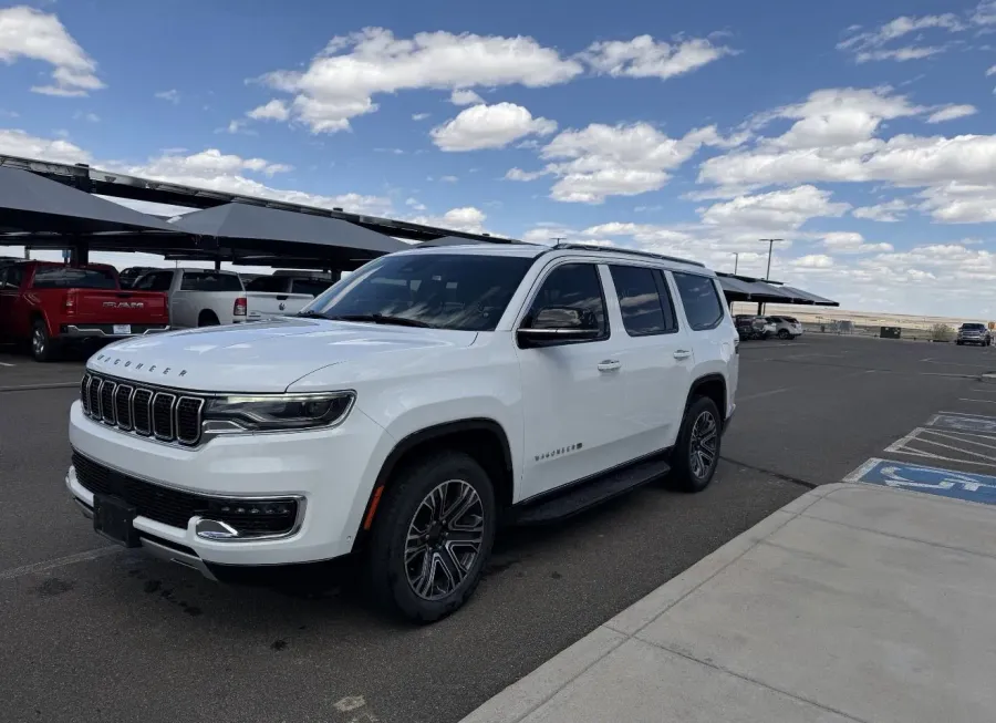 2024 Jeep Wagoneer Series II | Photo 3 of 8