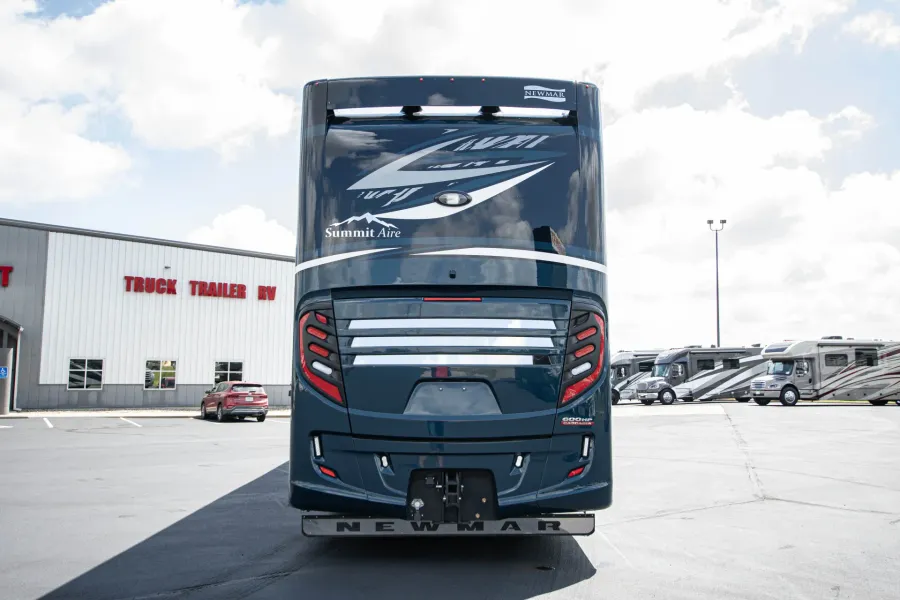 2026 Newmar Summit Aire 4505 | Photo 6 of 27